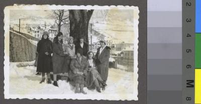 La Clairière, préventorium pour jeunes filles: les pensionnaires posant.