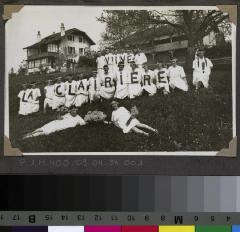 La Clairière, préventorium pour jeunes filles: pensionnaires posant. 'Vive la Clairière'.