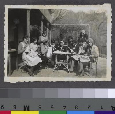 La Clairière, préventorium pour jeunes filles: pensionnaires faisant de la couture.