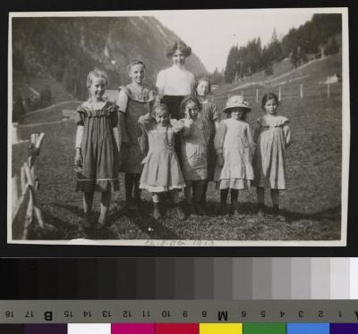 Château d'Oex: colonie de vacances de la section de Bex: enfants posant.