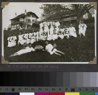 La Clairière, préventorium pour jeunes filles: pensionnaires posant. 'Vive la Clairière'.