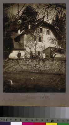 La Clairière, préventorium pour jeunes filles: les pensionnaires posant devant l'institution.