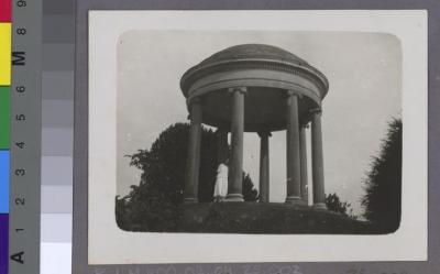 La Clairière, préventorium pour jeunes filles: jeune fille posant.
