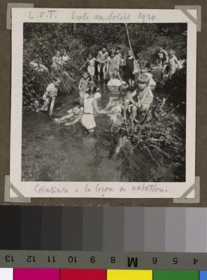 Coinsins: enfants suivant l'école en plein air lors d'une leçon de natation.