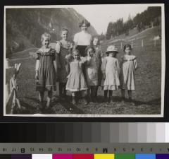 Château d'Oex: colonie de vacances de la section de Bex: enfants posant.