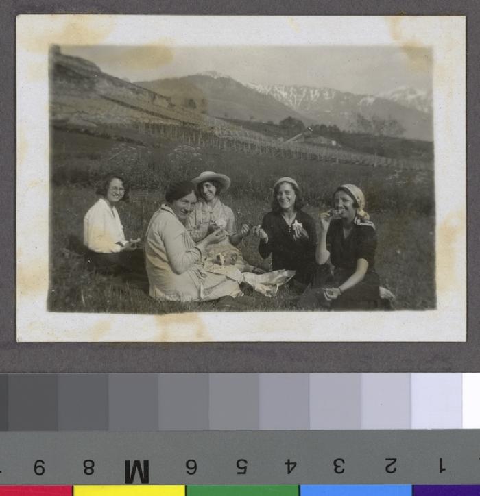 La Clairière, préventorium pour jeunes filles: pensionnaires faisant un pique-nique.