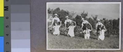 La Clairière, préventorium pour jeunes filles: les pensionnaires lors d'un spectacle du premier août .
