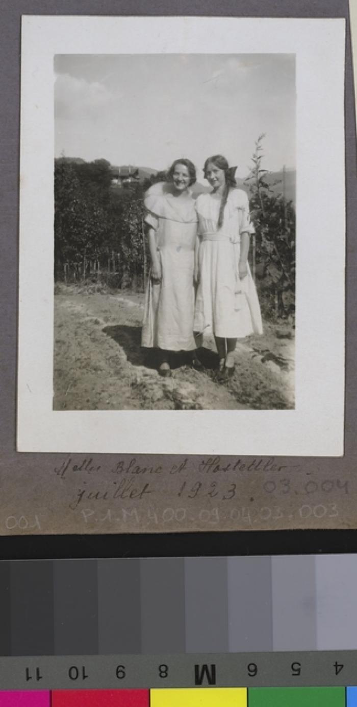 La Clairière, préventorium pour jeunes filles: le jardin avec des pensionnaires.