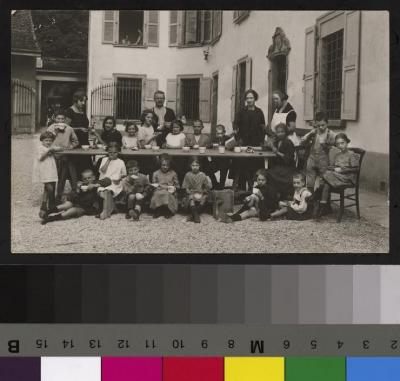 Participants à une cure à Yverdon Chamblon prenant une collation.