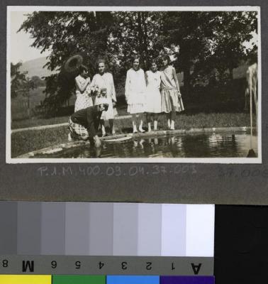 La Clairière, préventorium pour jeunes filles: pensionnaires posant au bord d'un bassin.