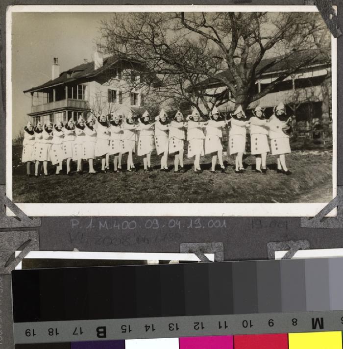 La Clairière, préventorium pour jeunes filles: pensionnaires déguisées posant.