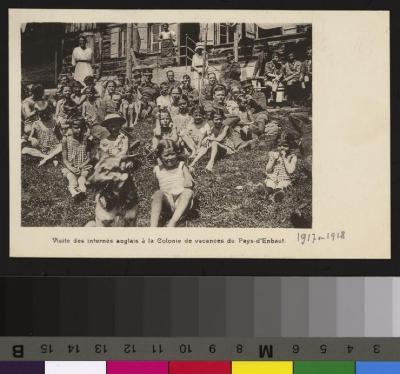 Château d'Oex: colonie de vacances de la section de Bex: enfants posant.