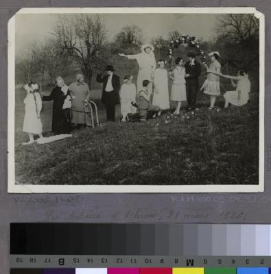 La Clairière, préventorium pour jeunes filles: pensionnaires posant déguisées.