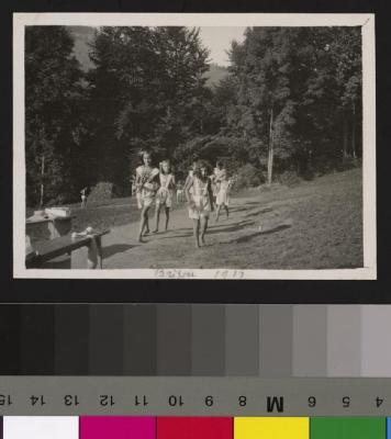 Les participantes à la cure d'air de Brison marchant avec des bouquets de fleurs.