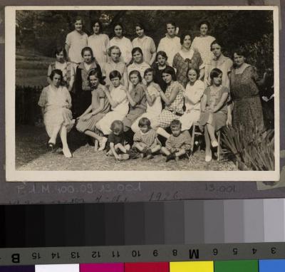 La Clairière, préventorium pour jeunes filles: le jardin avec des pensionnaires.