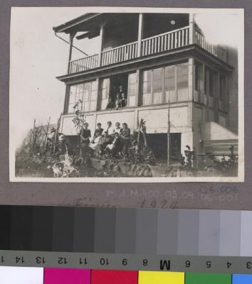 La Clairière, préventorium pour jeunes filles: les pensionnaires posant devant la véranda.