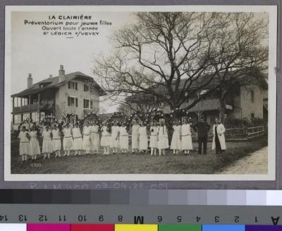 La Clairière, préventorium pour jeunes filles: pensionnaires posant à l'occasion de la fête des fleurs.