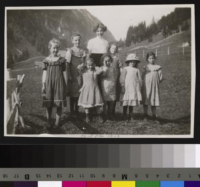 Château d'Oex: colonie de vacances de la section de Bex: enfants posant.