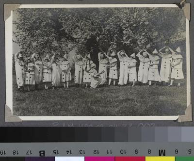 La Clairière, préventorium pour jeunes filles: pensionnaires posant.