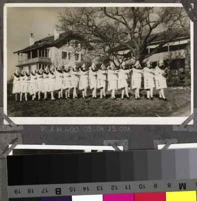 La Clairière, préventorium pour jeunes filles: pensionnaires déguisées posant.