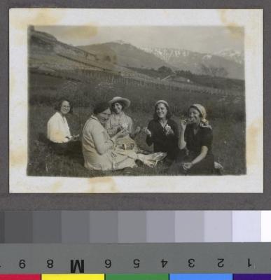 La Clairière, préventorium pour jeunes filles: pensionnaires faisant un pique-nique.