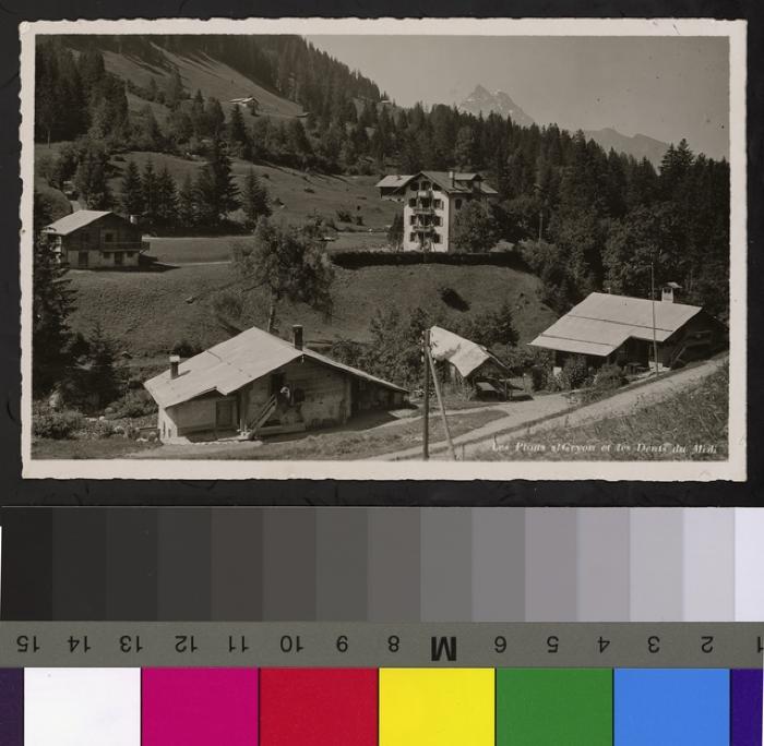 Vue sur les Plans sur Gryon et les Dents du Midi avec la pension Saussaz.