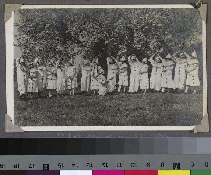 La Clairière, préventorium pour jeunes filles: pensionnaires posant.