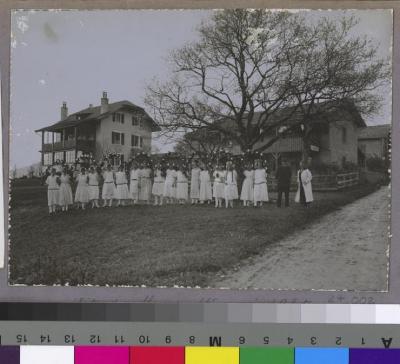 La Clairière, préventorium pour jeunes filles: pensionnaires posant à l'occasion de la fête des fleurs.