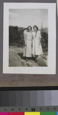 La Clairière, préventorium pour jeunes filles: le jardin avec des pensionnaires.