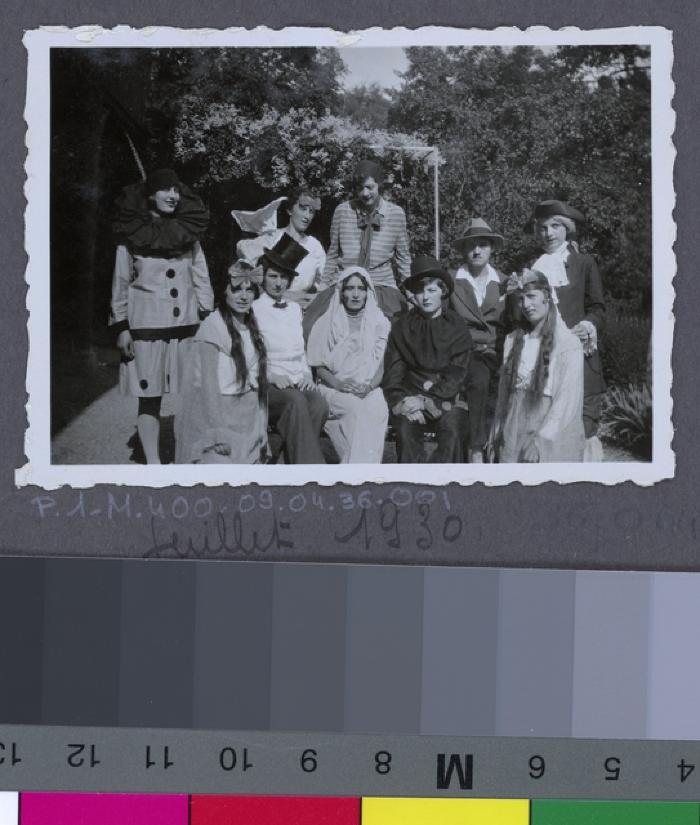 La Clairière, préventorium pour jeunes filles: pensionnaires costumées posant.