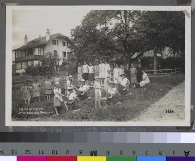 La Clairière, préventorium pour jeunes filles: pensionnaires posant.