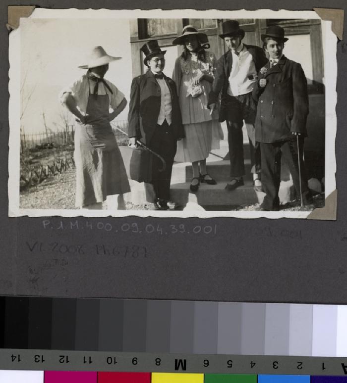 La Clairière, préventorium pour jeunes filles: pensionnaires costumées posant.