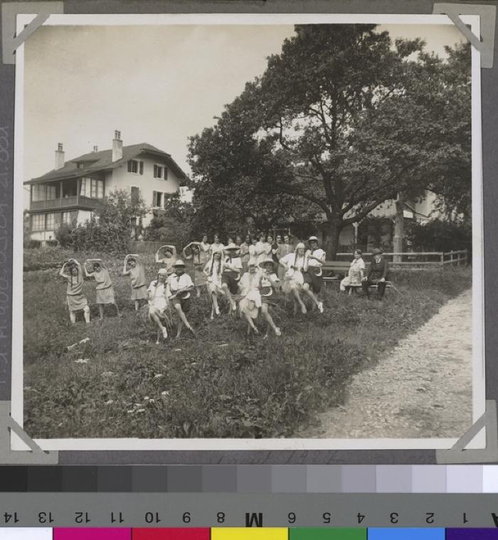 La Clairière, préventorium pour jeunes filles: pensionnaires posant.