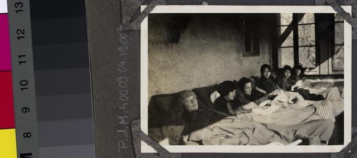 La Clairière, préventorium pour jeunes filles: pensionnaires prenant le soleil.