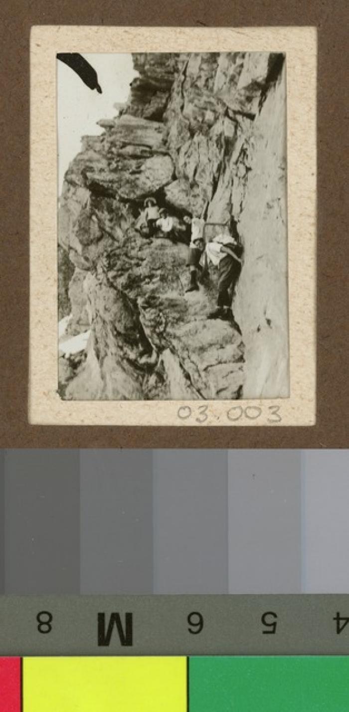 Jeunes gens escaladant une montagne.