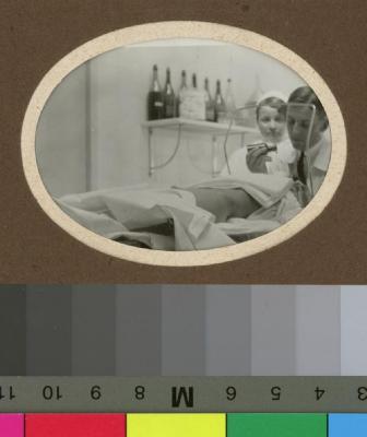 Docteur procédant à un acte médical sur un enfant.