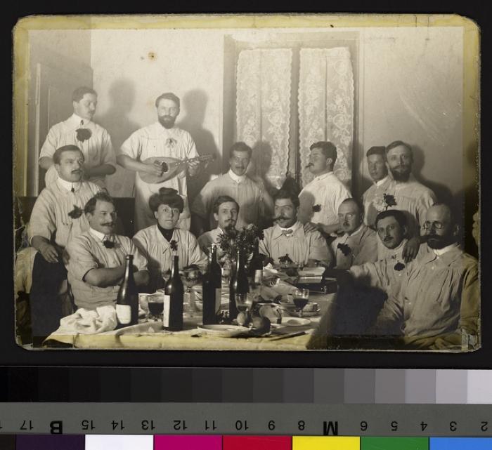 Groupe de médecins attablés dans un réfectoire de l'Hôpital cantonal.