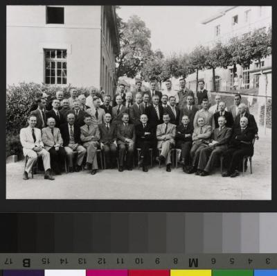 Groupe d'hommes posant vraisemblablement devant l'Hôpital cantonal.