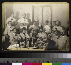 Groupe de médecins attablés dans un réfectoire de l'Hôpital cantonal.