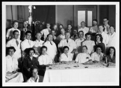 Groupe de médecins attablés.