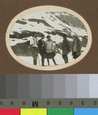 Hommes et femmes en excursion à la montagne.