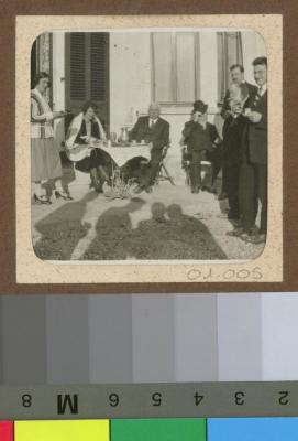 Rassemblement de personnes prenant le café sur une terrasse.