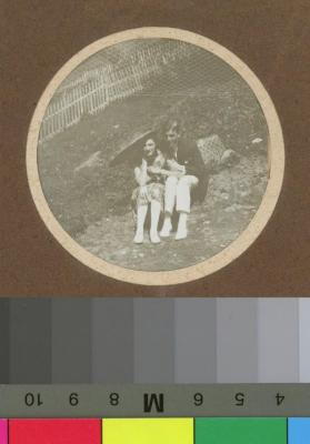 Portrait d'un homme et d'une femme, assis sur un chemin de terre.