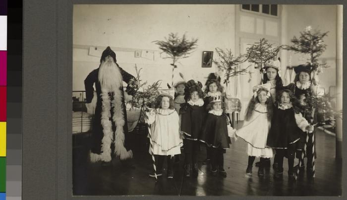 Enfants déguisés et père Noël dans une salle de l'Hôpital cantonal