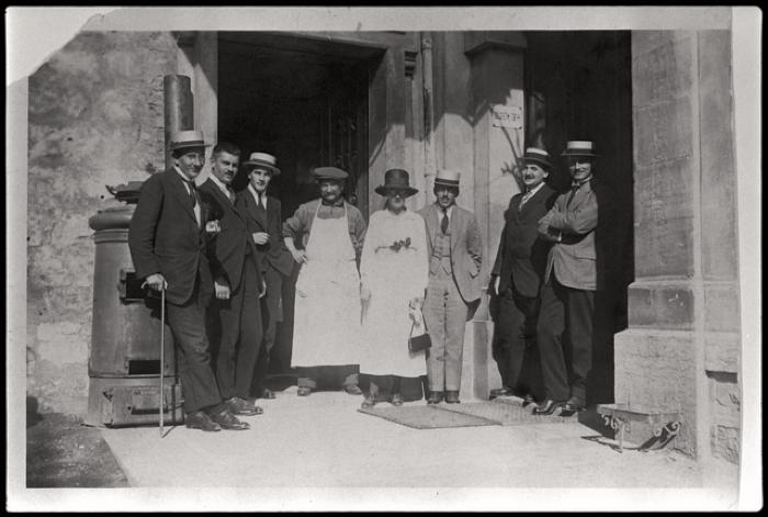 Dr. P. Nicod et quelques assistants devant le porche de l'Ecole de médecine de la rue Caroline en 1920.