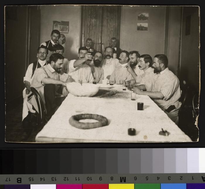 Groupe de médecins attablés probablement dans le réfectoire des médecins de l'Hôpital cantonal. On reconnaît au centre, avec une moustache noire et un pince-nez, le docteur Schwetz.