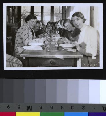 La Clairière, préventorium pour jeunes filles: pensionnaires à table.