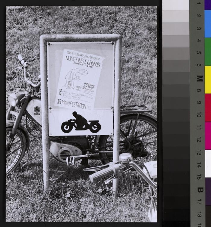 Affichage sauvage à la faculté de médecine (école de médecine Bugnon 9) contre le numerus clausus: affiche.