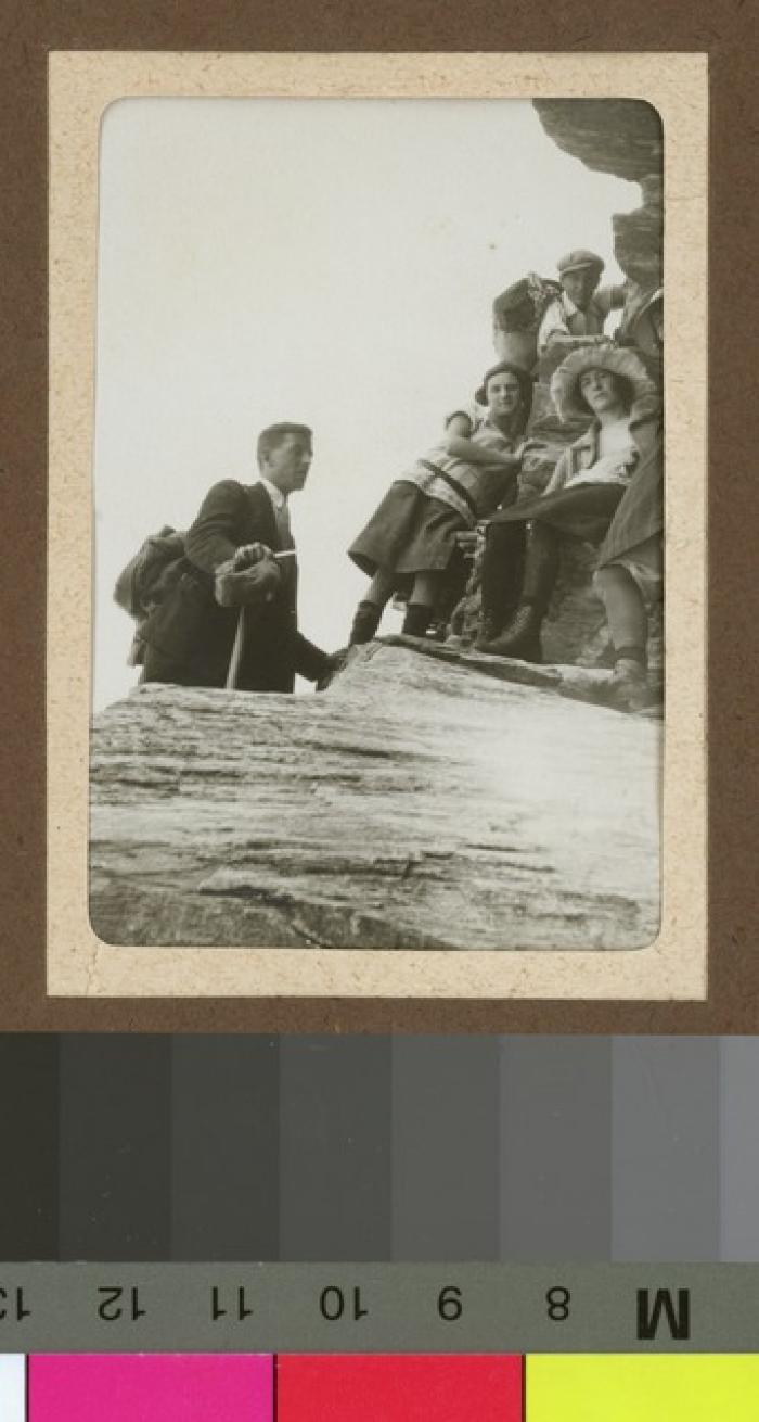 Hommes et femmes en cours d'escalade.