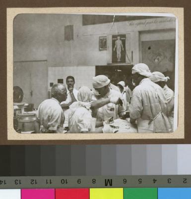 Le Dr. César Roux assistant à une opération dans l'auditoire de médecine.